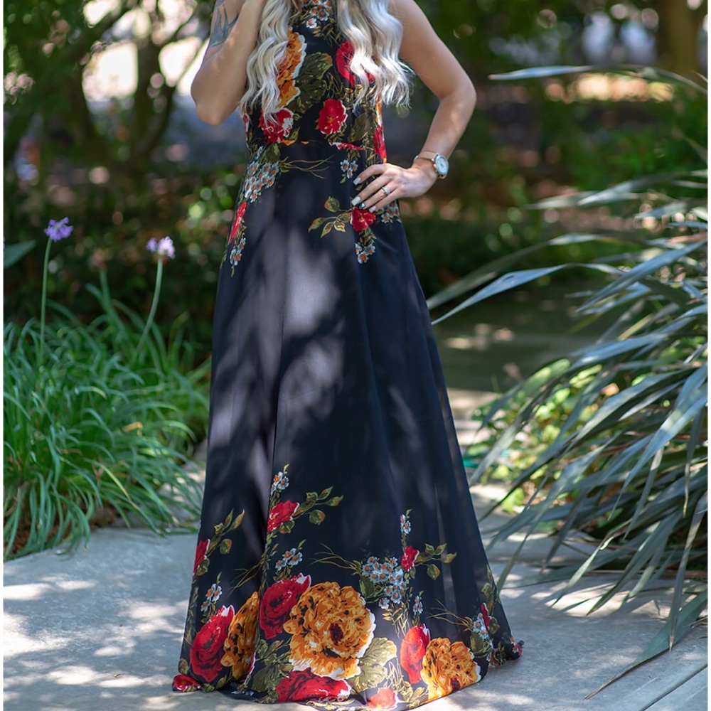 Size M maxi dress. Only worn once!